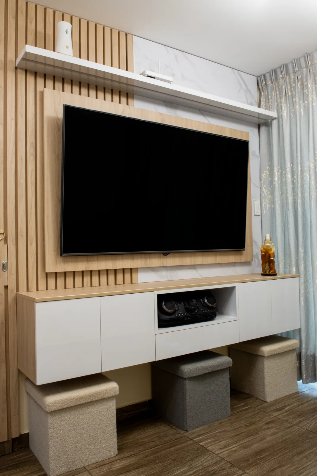 Muro de TV con paneles de listones de roble, mueble lacado blanco y luz LED cálida integrada — Santiago de Surco